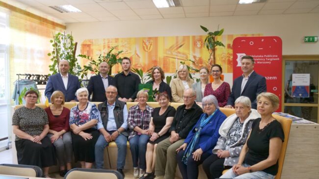 zdjęcie grupowe uczestników kursu Wirtualny świat światem seniora