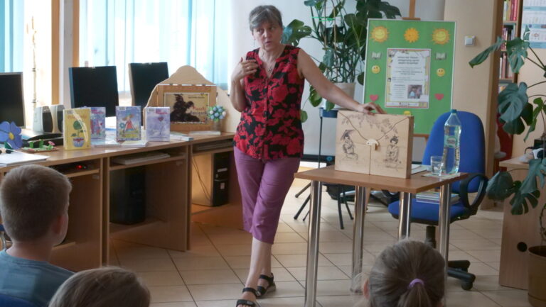 Agnieszka Kazała prowadzi warsztaty dla dzieci w bibliotece