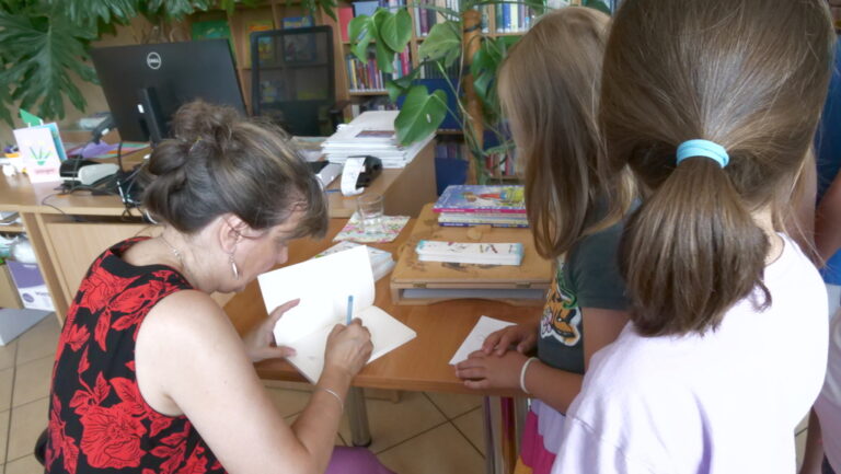 Agnieszka Kazała podpisuje książki