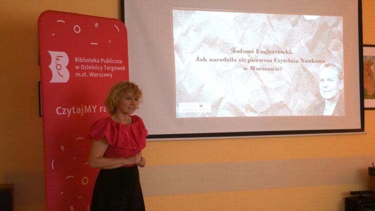 biblioteczna animatorka kultury opowiada słuchaczom o życiu i działalności Janiny Englert i o przebiegu projektu Śladami Englertówki