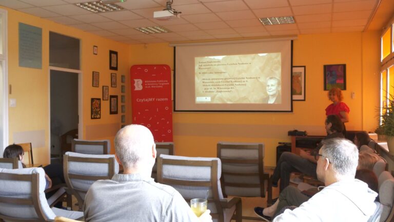 biblioteczna animatorka kultury opowiada słuchaczom o życiu i działalności Janiny Englert i o przebiegu projektu Śladami Englertówki