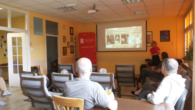 biblioteczna animatorka kultury opowiada słuchaczom o życiu i działalności Janiny Englert i o przebiegu projektu Śladami Englertówki