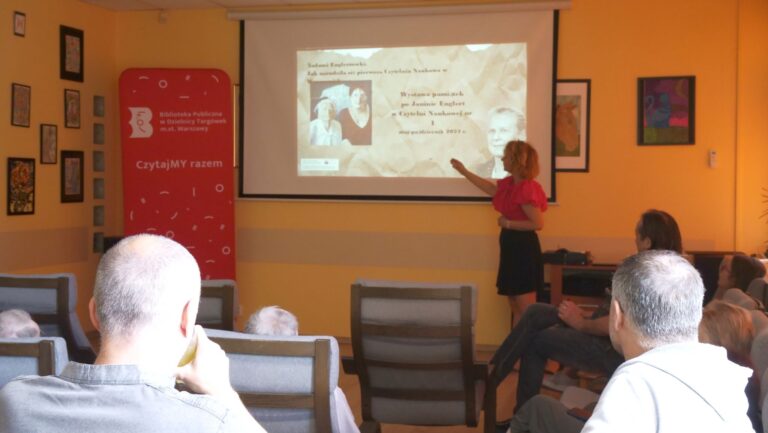 biblioteczna animatorka kultury opowiada słuchaczom o życiu i działalności Janiny Englert i o przebiegu projektu Śladami Englertówki