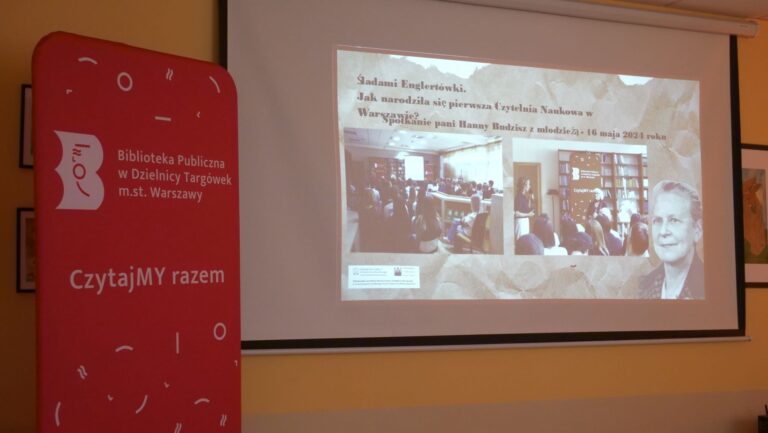 biblioteczna animatorka kultury opowiada słuchaczom o życiu i działalności Janiny Englert i o przebiegu projektu Śladami Englertówki