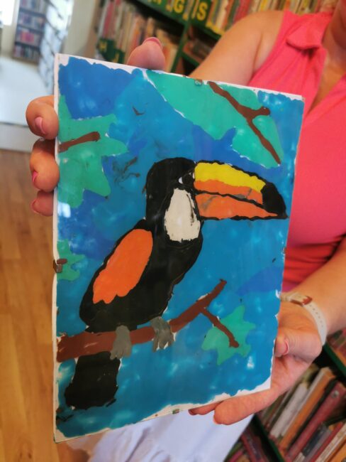 wyklejanki z plasteliny - prace plastyczne stworzone przez dzieci podczas zajęć bibliotecznych w ramach akcji Lato w mieście