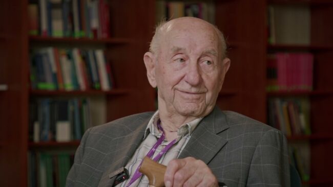 Czesław Lewandowski, w tle książki