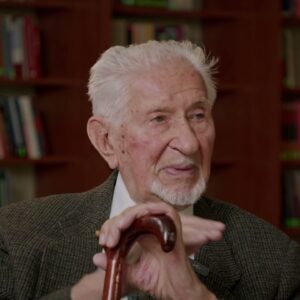 Leszek Żukowski, w tle książki