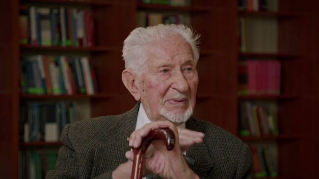 Leszek Żukowski, w tle książki