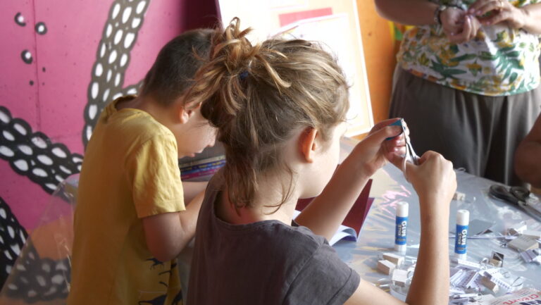 biblioteczne wydarzenie plenerowe nad zalewem Bardowskiego - bookcrossing, książka za grosik, warsztaty tworzenia miniksiążeczek i ozdabiania ich kolorowym papierem