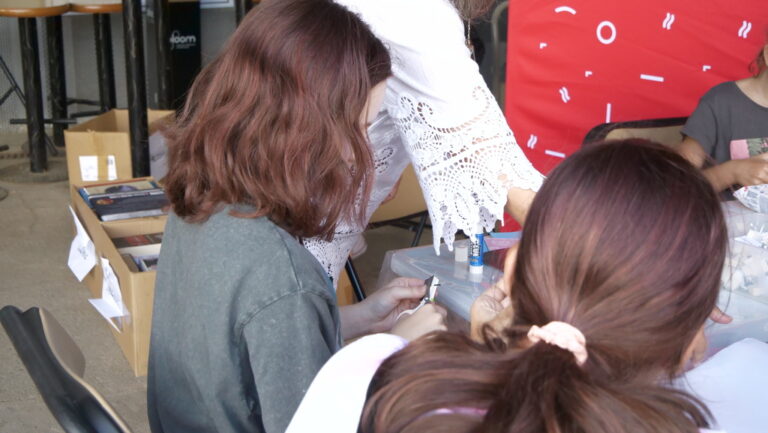 biblioteczne wydarzenie plenerowe nad zalewem Bardowskiego - bookcrossing, książka za grosik, warsztaty tworzenia miniksiążeczek i ozdabiania ich kolorowym papierem