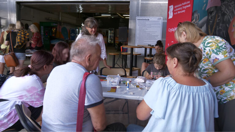 biblioteczne wydarzenie plenerowe nad zalewem Bardowskiego - bookcrossing, książka za grosik, warsztaty tworzenia miniksiążeczek i ozdabiania ich kolorowym papierem