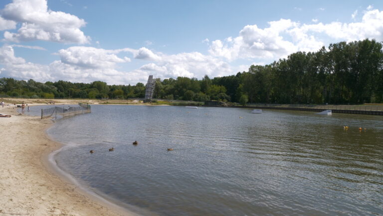 biblioteczne wydarzenie plenerowe nad zalewem Bardowskiego - bookcrossing, książka za grosik, warsztaty tworzenia miniksiążeczek i ozdabiania ich kolorowym papierem
