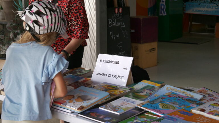 biblioteczne wydarzenie plenerowe nad zalewem Bardowskiego - bookcrossing, książka za grosik, warsztaty tworzenia miniksiążeczek i ozdabiania ich kolorowym papierem