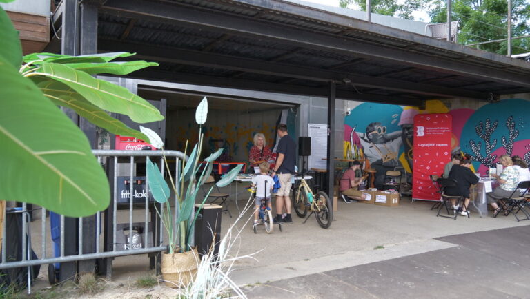 biblioteczne wydarzenie plenerowe nad zalewem Bardowskiego - bookcrossing, książka za grosik, warsztaty tworzenia miniksiążeczek i ozdabiania ich kolorowym papierem