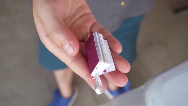 biblioteczne wydarzenie plenerowe nad zalewem Bardowskiego - bookcrossing, książka za grosik, warsztaty tworzenia miniksiążeczek i ozdabiania ich kolorowym papierem