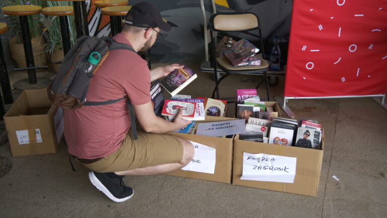 biblioteczne wydarzenie plenerowe nad zalewem Bardowskiego - bookcrossing, książka za grosik, warsztaty tworzenia miniksiążeczek i ozdabiania ich kolorowym papierem