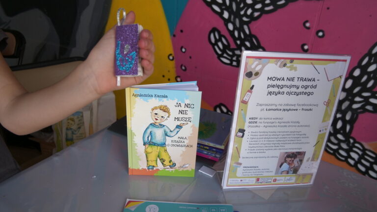 biblioteczne wydarzenie plenerowe nad zalewem Bardowskiego - bookcrossing, książka za grosik, warsztaty tworzenia miniksiążeczek i ozdabiania ich kolorowym papierem
