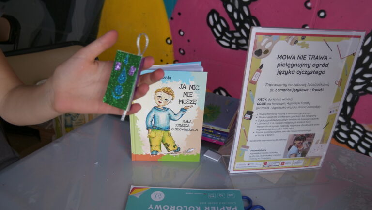 biblioteczne wydarzenie plenerowe nad zalewem Bardowskiego - bookcrossing, książka za grosik, warsztaty tworzenia miniksiążeczek i ozdabiania ich kolorowym papierem