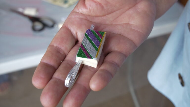 biblioteczne wydarzenie plenerowe nad zalewem Bardowskiego - bookcrossing, książka za grosik, warsztaty tworzenia miniksiążeczek i ozdabiania ich kolorowym papierem