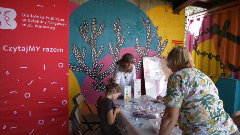 biblioteczne wydarzenie plenerowe nad zalewem Bardowskiego - bookcrossing, książka za grosik, warsztaty tworzenia miniksiążeczek i ozdabiania ich kolorowym papierem