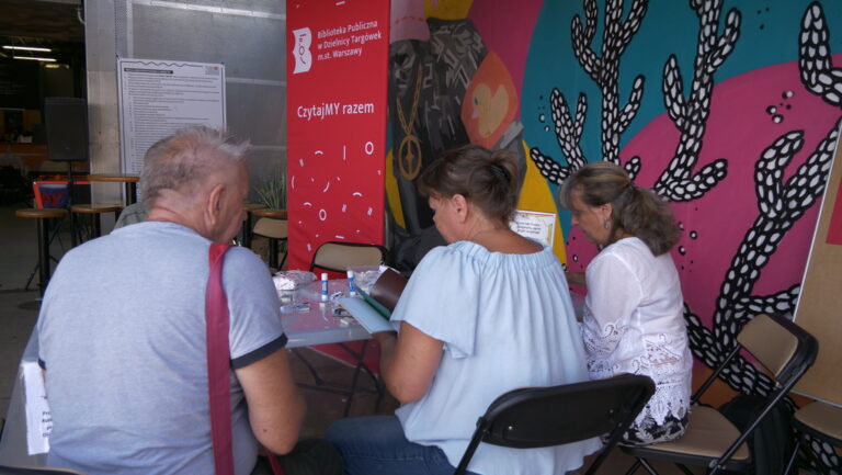 biblioteczne wydarzenie plenerowe nad zalewem Bardowskiego - bookcrossing, książka za grosik, warsztaty tworzenia miniksiążeczek i ozdabiania ich kolorowym papierem