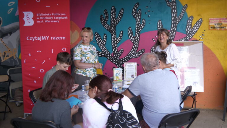 biblioteczne wydarzenie plenerowe nad zalewem Bardowskiego - bookcrossing, książka za grosik, warsztaty tworzenia miniksiążeczek i ozdabiania ich kolorowym papierem