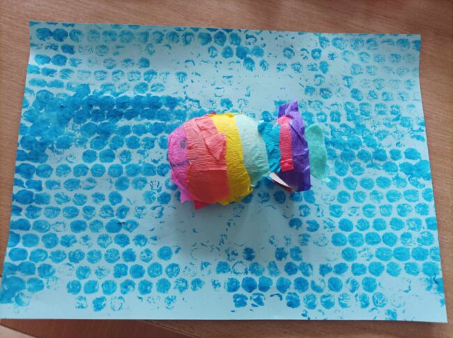 prace plastyczne stworzone przez dzieci - kolorowa ryba