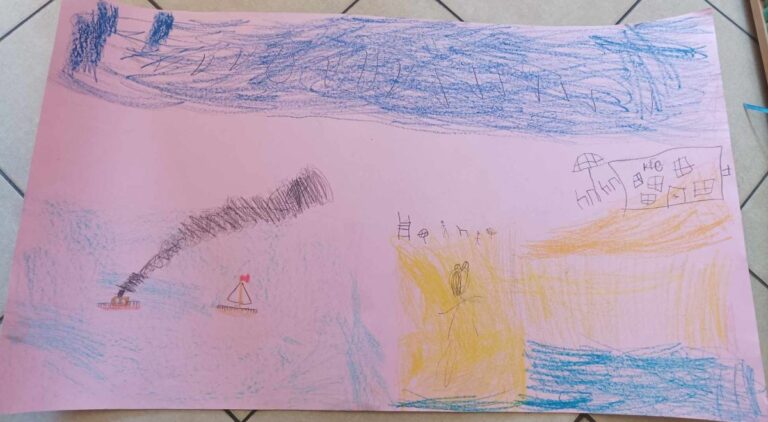 prace plastyczne stworzone przez dzieci - obrazek malowany kredkami - żaglówka na wodzie