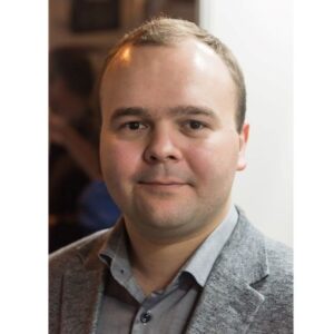 zdjęcie portretowe uśmiechniętego Marka Telera