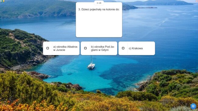 morze otoczone zielenią; jedno z pytań quizu: Dzieci pojechały na kolonie do: a) ośrodka Albatros w Juracie, b) ośrodka Pod Żaglami w Gdyni, c) Krakowa