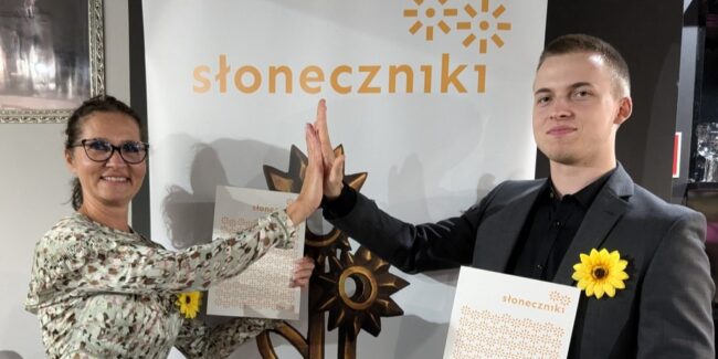 Grażyna Strzelczak-Batkowska i Stanisław Muter pozują z wyróżnieniami