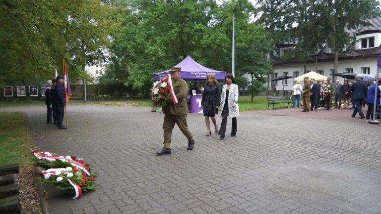 składanie kwiatów przy obelisku - 85 rocznica nalotów dywanowych na Bródno