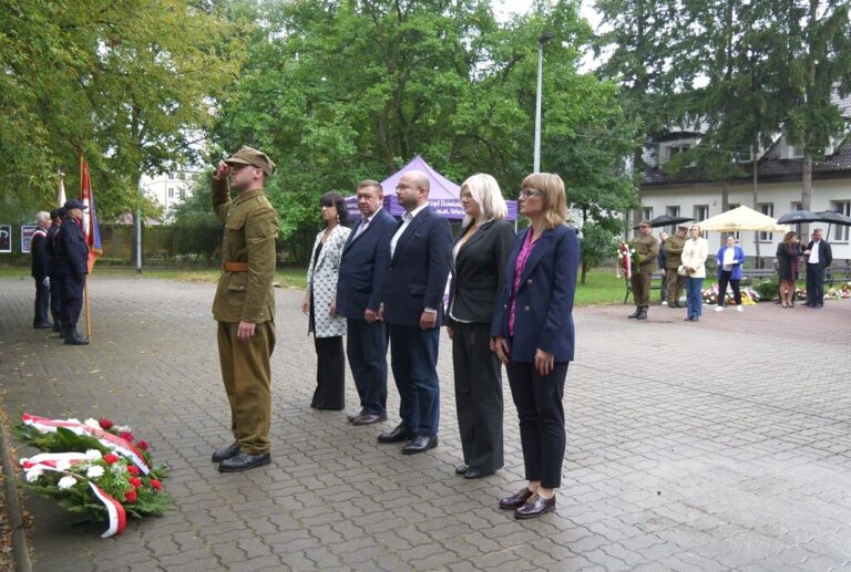 składanie kwiatów przy obelisku - 85 rocznica nalotów dywanowych na Bródno
