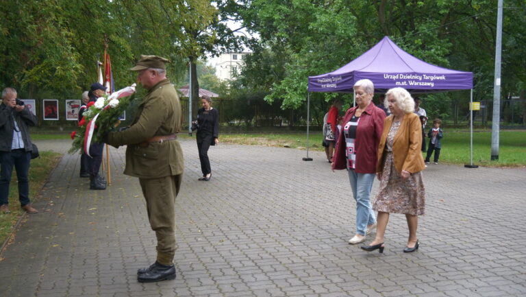 składanie kwiatów przy obelisku - 85 rocznica nalotów dywanowych na Bródno