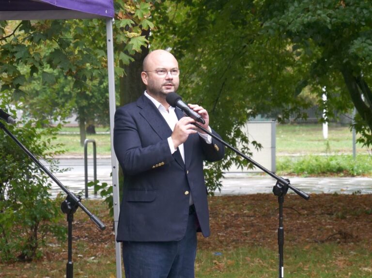 składanie kwiatów przy obelisku - 85 rocznica nalotów dywanowych na Bródno