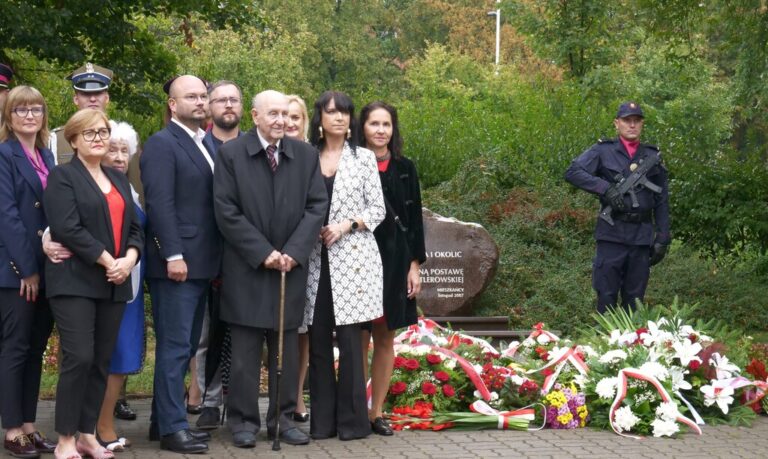 składanie kwiatów przy obelisku - 85 rocznica nalotów dywanowych na Bródno