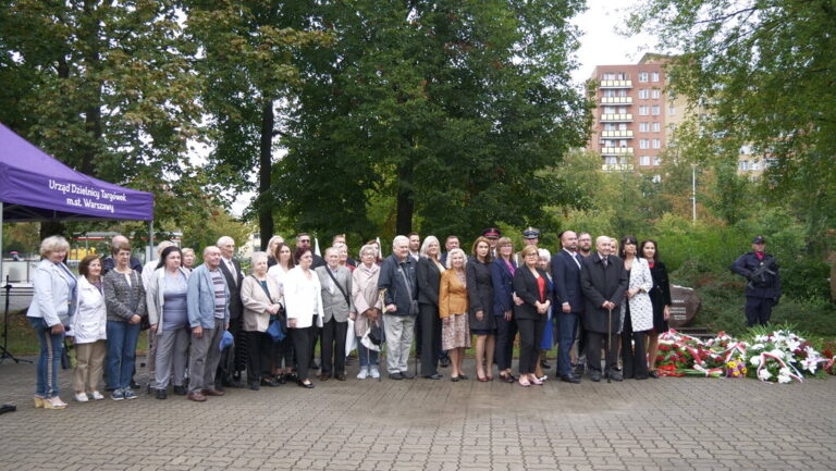 składanie kwiatów przy obelisku - 85 rocznica nalotów dywanowych na Bródno