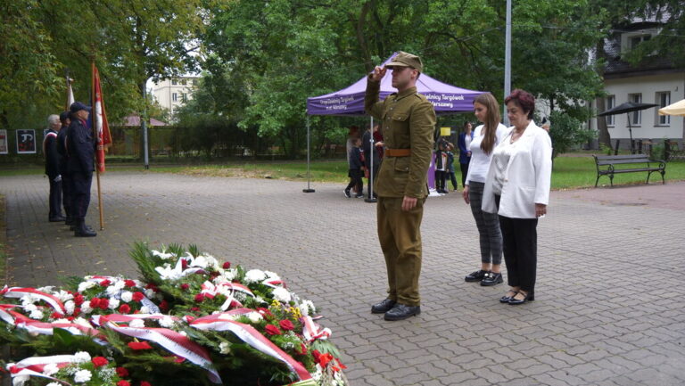 składanie kwiatów przy obelisku - 85 rocznica nalotów dywanowych na Bródno