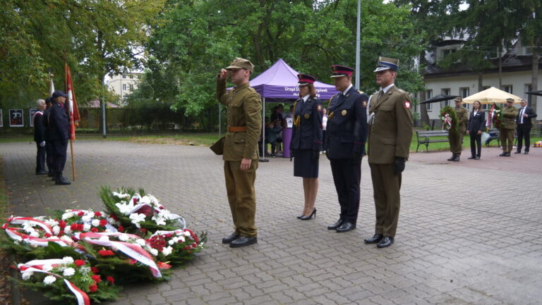 składanie kwiatów przy obelisku - 85 rocznica nalotów dywanowych na Bródno