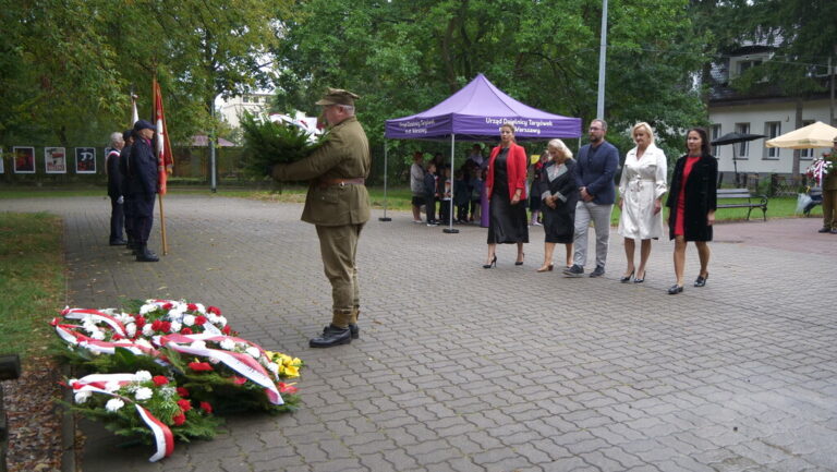 składanie kwiatów przy obelisku - 85 rocznica nalotów dywanowych na Bródno