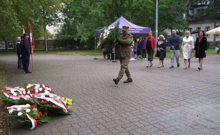 składanie kwiatów przy obelisku - 85 rocznica nalotów dywanowych na Bródno