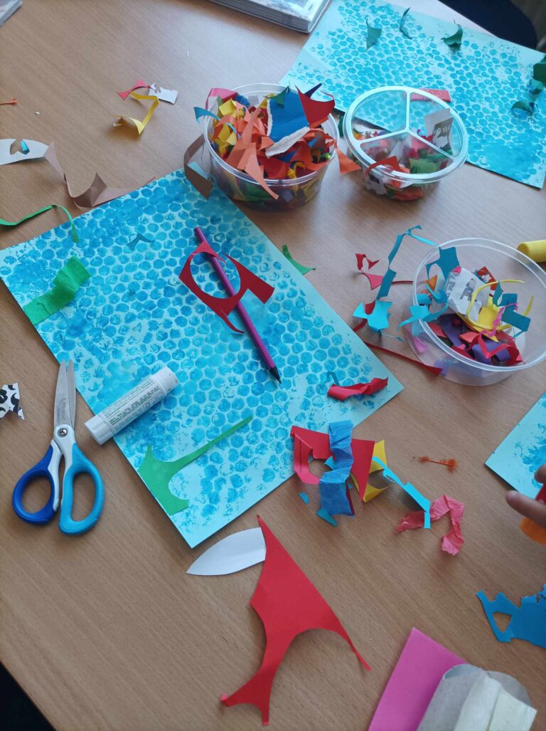 papier, nożyczki, klej - tworzenie pracy plastycznej - rybki