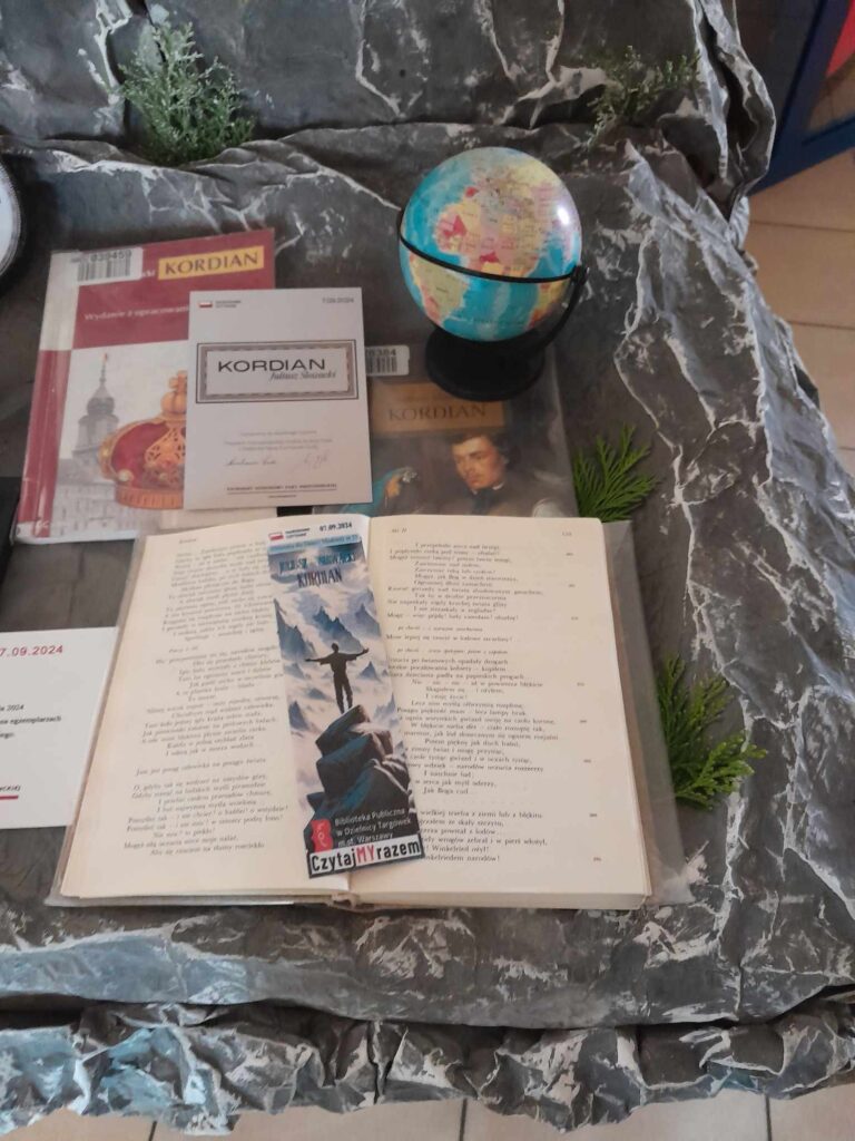 makieta góry Mont Blanc, a na niej m.in. kompas, globus, książki, zakładki do książek