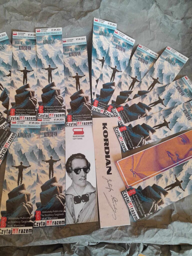 makieta góry Mont Blanc, a na niej m.in. kompas, globus, książki, zakładki do książek