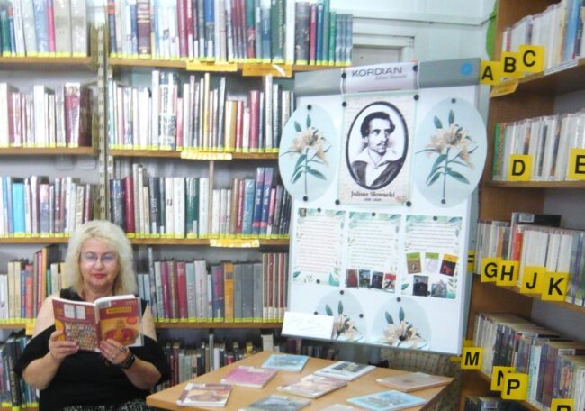 czytanie Kordiana na tle ekspozycji promującej utwór Słowackiego