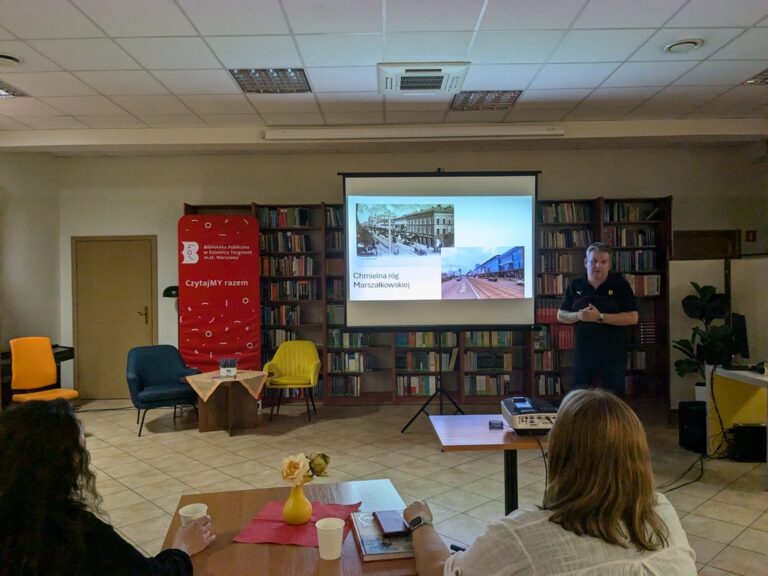 Rafał BIelski opowiada o swojej kolekcji pocztówek i starych zdjęć oraz prezentuje część zbiorów