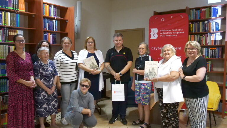 pamiątkowe zdjęcie uczestników spotkania z Rafałem Bielskim