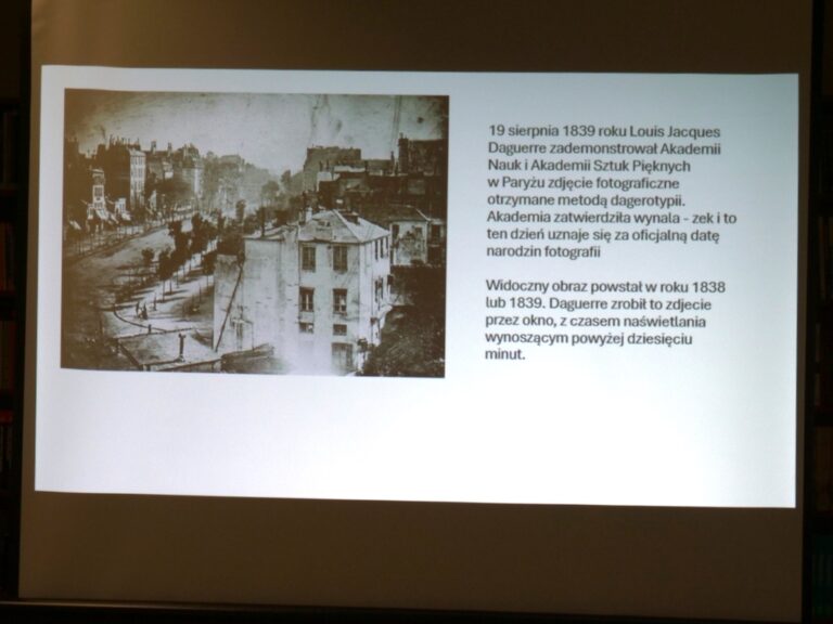 Rafał BIelski opowiada o swojej kolekcji pocztówek i starych zdjęć oraz prezentuje część zbiorów