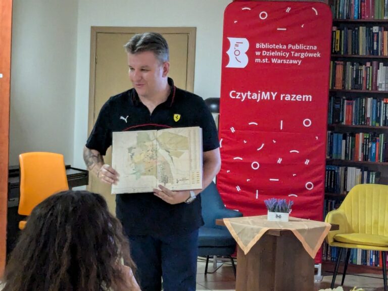 Rafał BIelski opowiada o swojej kolekcji pocztówek i starych zdjęć oraz prezentuje część zbiorów