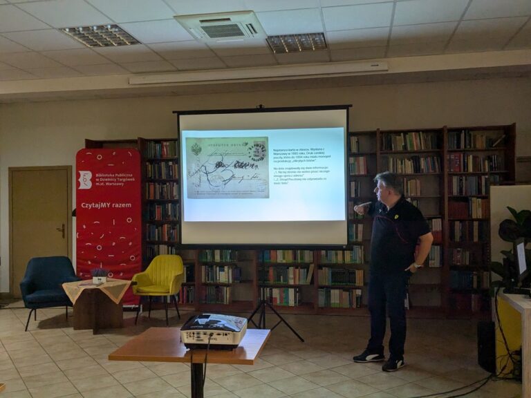 Rafał BIelski opowiada o swojej kolekcji pocztówek i starych zdjęć oraz prezentuje część zbiorów